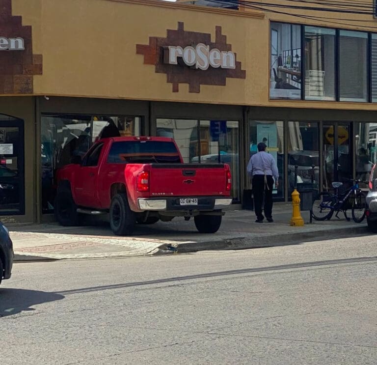 Camioneta chocó tienda en el centro de Punta Arenas