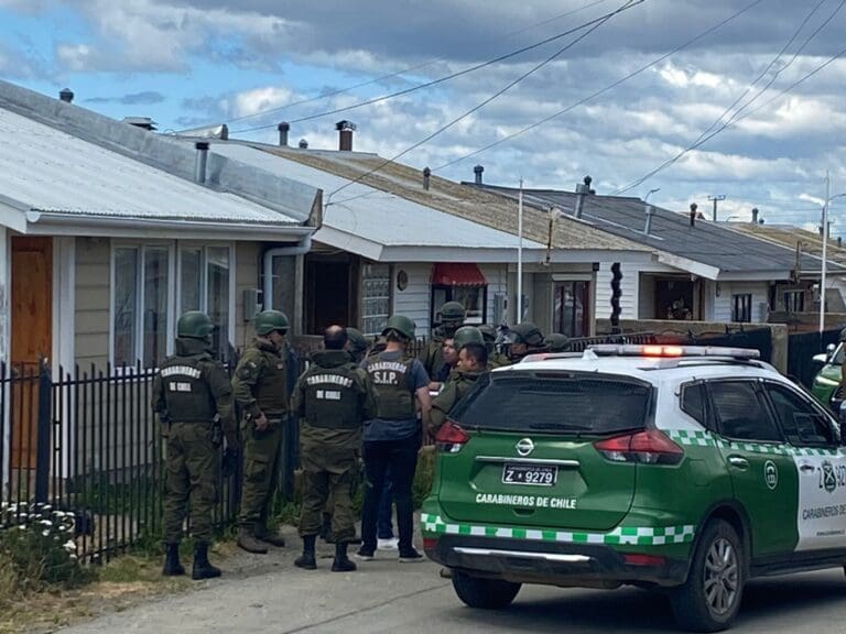 Tenso procedimiento en el Loteo del Mar: persona parapetada con arma de fuego