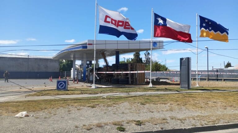 Grave accidente en Punta Arenas: Camión sin frenos impacta en estación de servicio con saldo de una persona fallecida