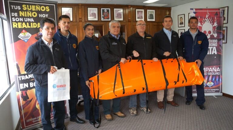 Gasco Magallanes dona camilla flexible a la Séptima Compañía de Bomberos de Punta Arenas