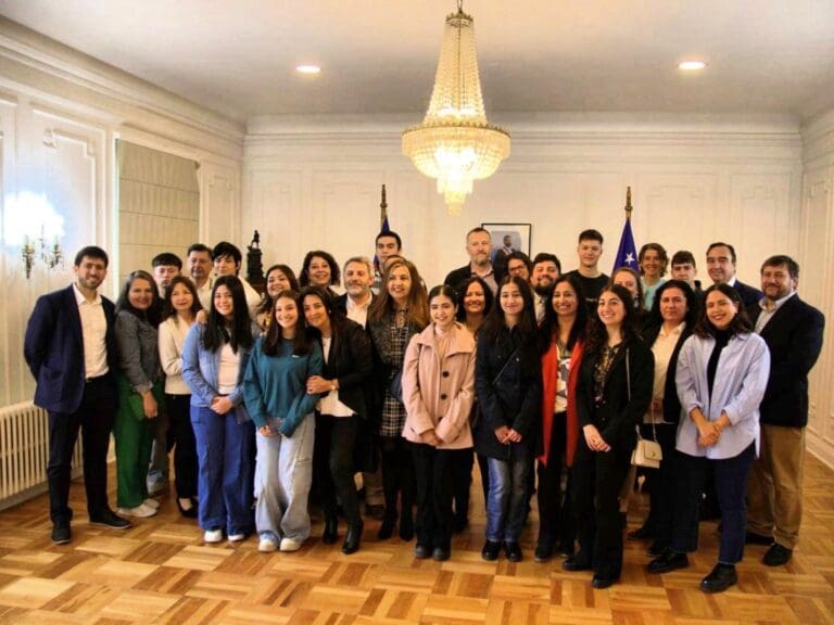 Gobierno de Magallanes distinguió a estudiantes que rindieron en las Paes