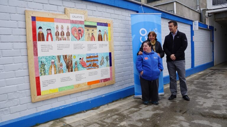 Jóvenes del Taller Hermanos del Viento crean mural inspirado en una historia de amor mística