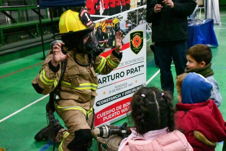 Puerto Williams realiza feria educativa sobre emergencias y desastres en el marco del Programa Invierno 2025